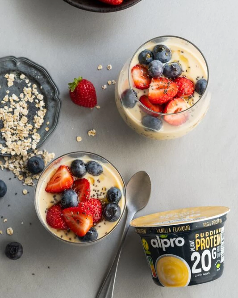 Zemeņu-melleņu overnight oats ar augu proteīnu un čia sēklām