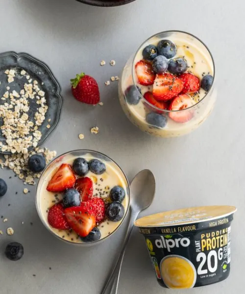 Zemeņu-melleņu overnight oats ar augu proteīnu un čia sēklām